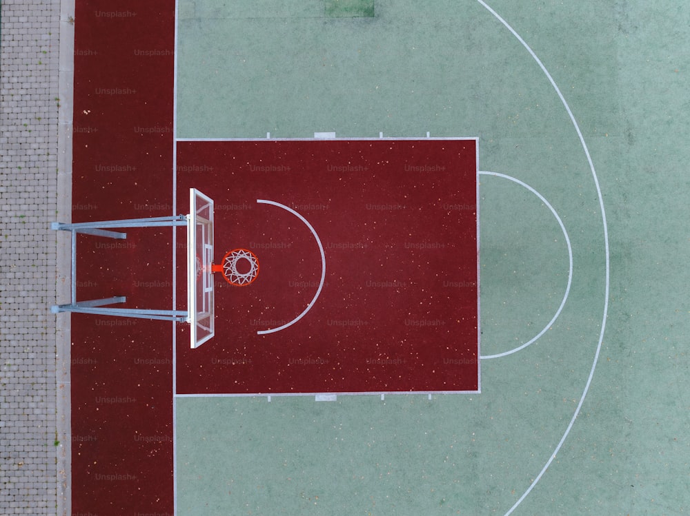 Una vista aérea de una cancha de baloncesto con un aro de baloncesto