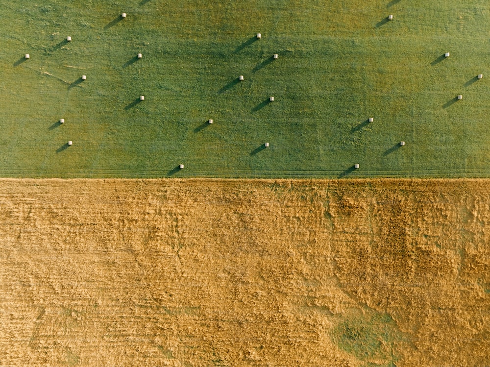 una veduta aerea di un campo da baseball con un campo da baseball in primo piano e