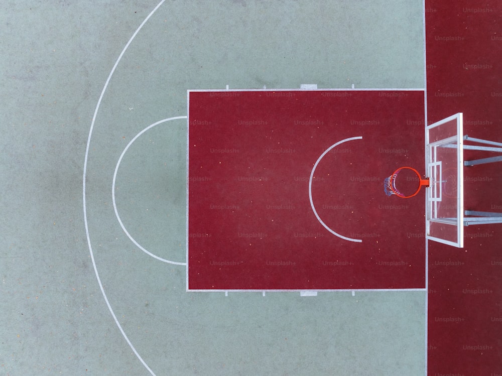 Una vista aérea de una cancha de baloncesto con un aro de baloncesto