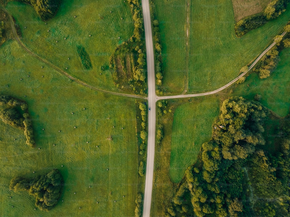 Eine Luftaufnahme einer Straße auf einer grünen Wiese