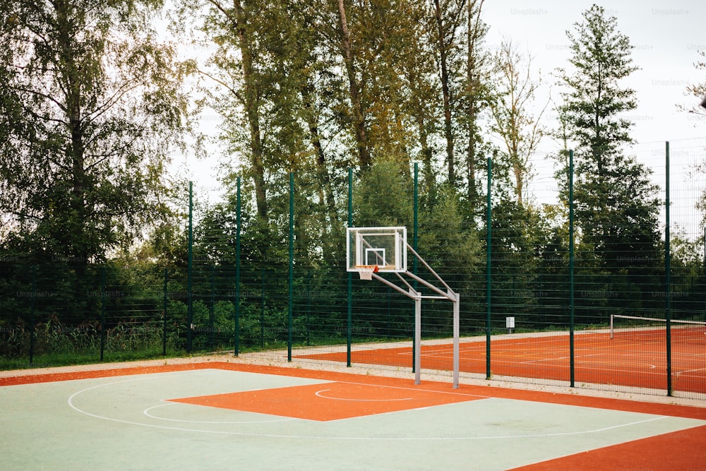 ein Basketballplatz mit einem Basketballkorb in der Mitte