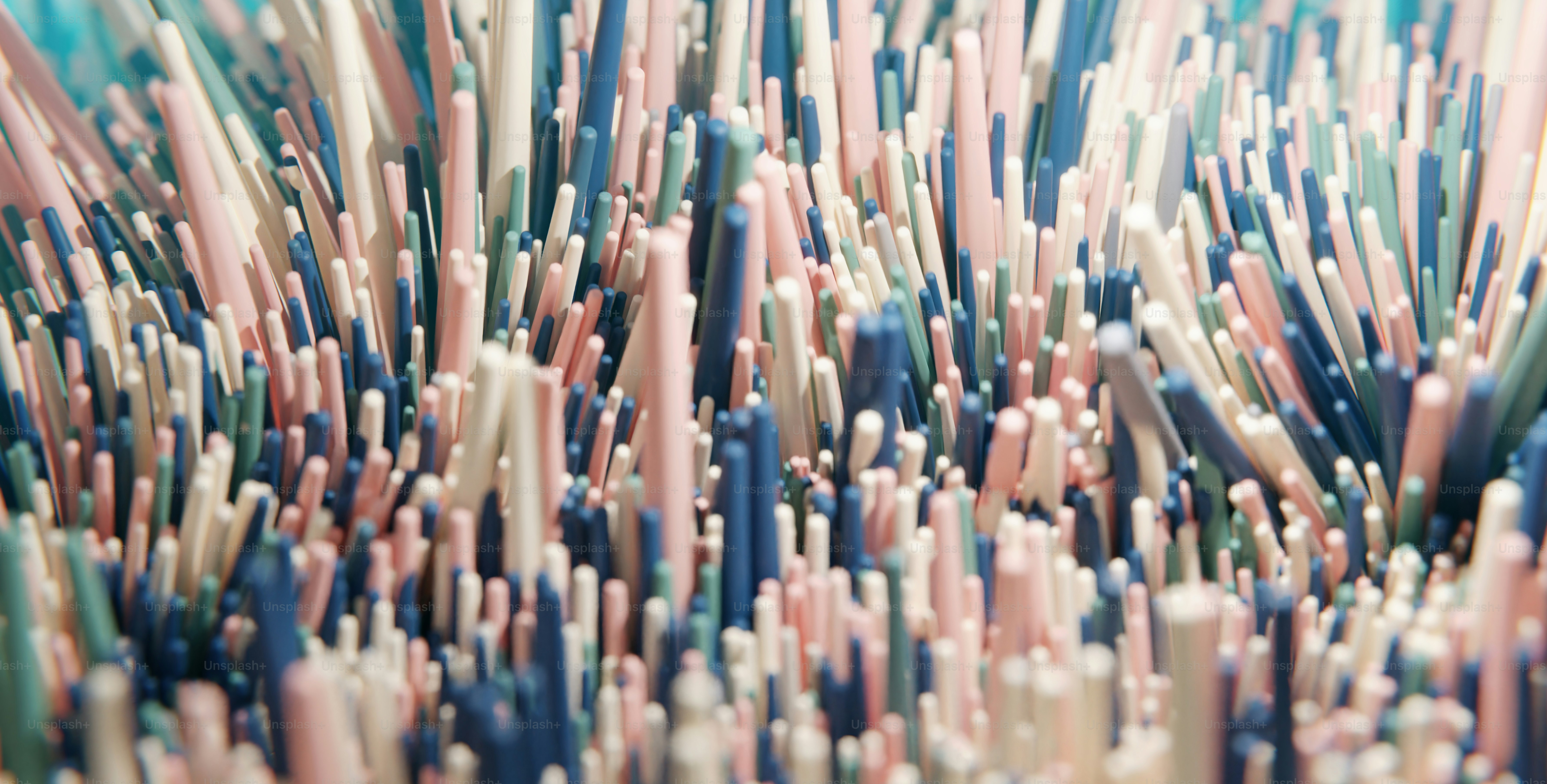 um close up de muitas escovas de dentes de cores diferentes