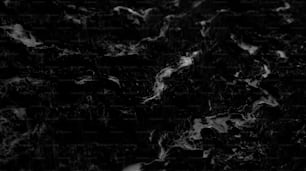 물과 바위의 흑백 사진