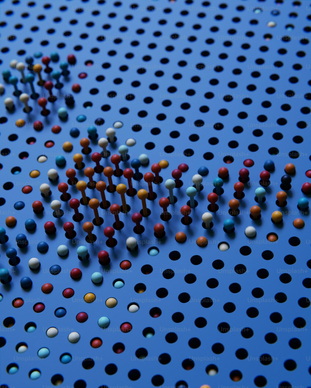 um grupo de doces coloridos sentados em cima de uma superfície perfurada