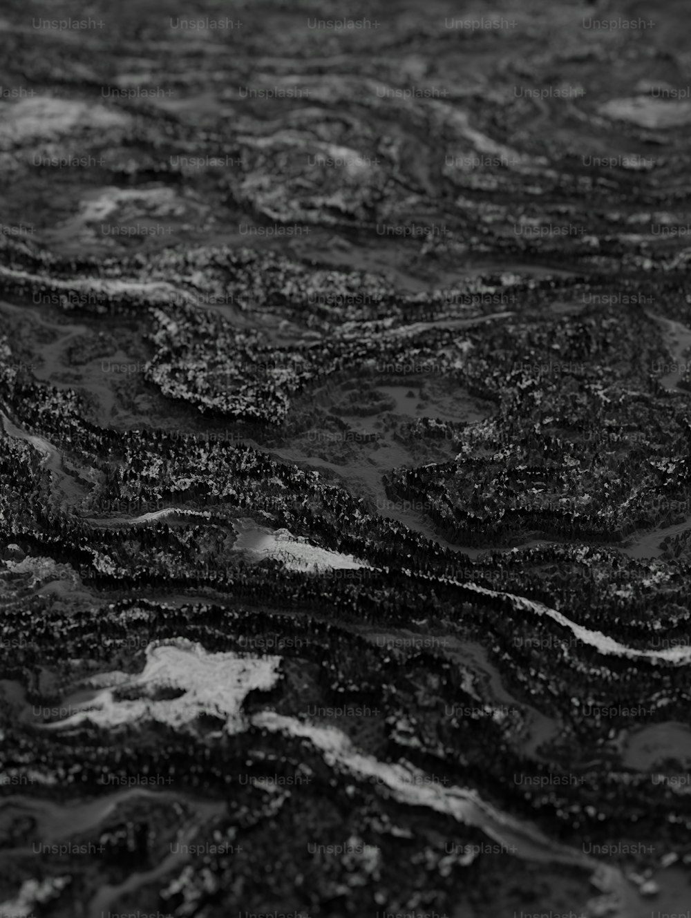uma foto em preto e branco de água e rochas
