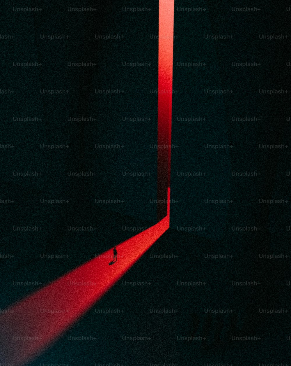 uma luz vermelha brilhando através de um espelho em um quarto escuro