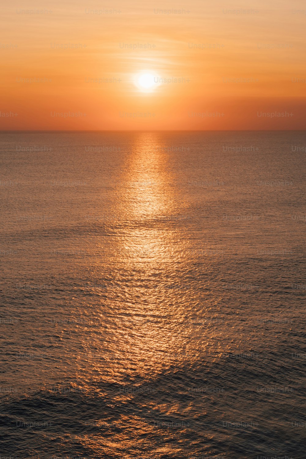 O sol está se pondo sobre o oceano em um dia claro
