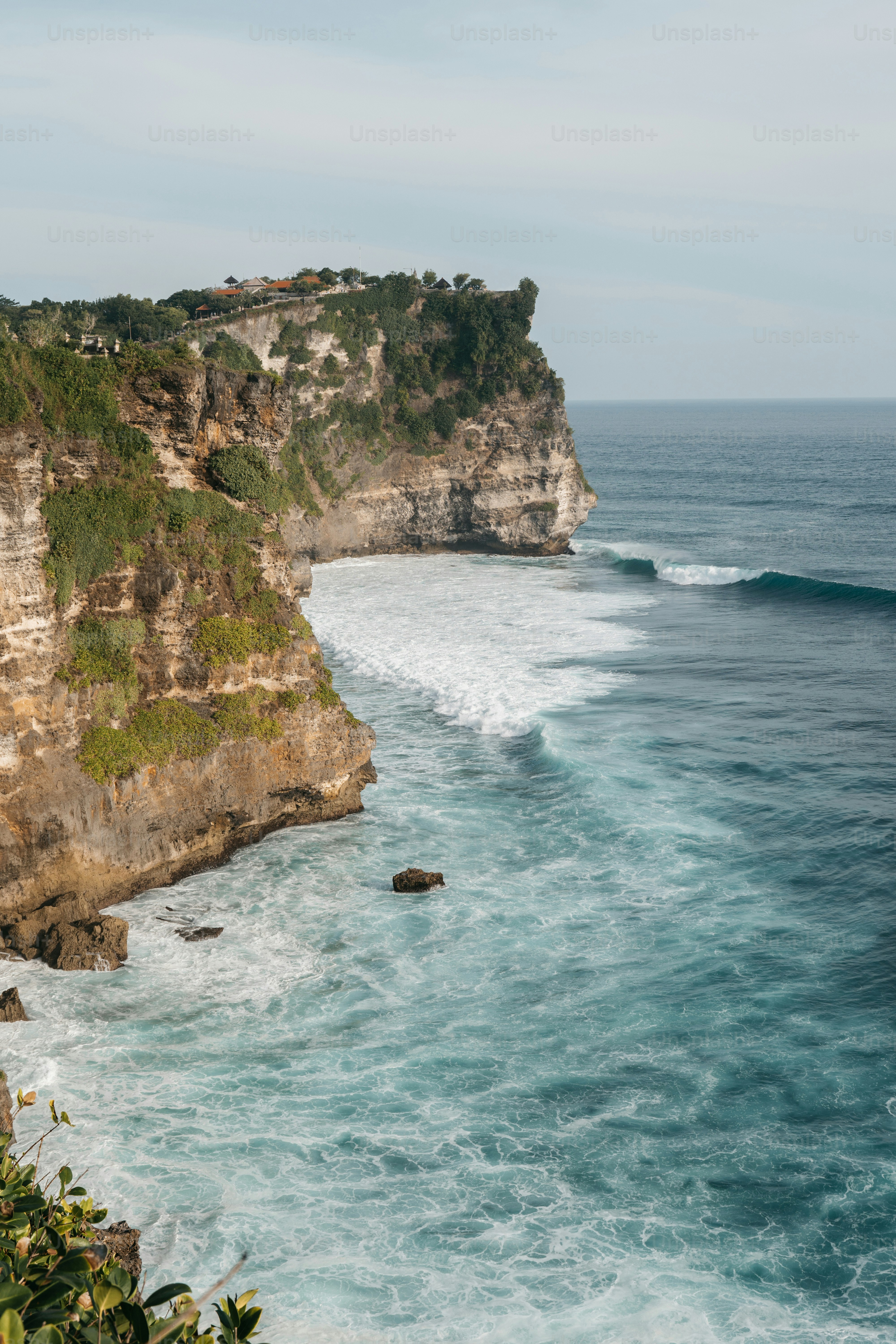 A large body of water next to a cliff photo – Waterside Image on Unsplash