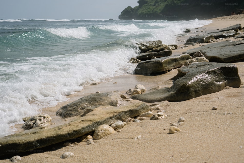 Une plage rocheuse avec des vagues qui s’écrasent sur le rivage