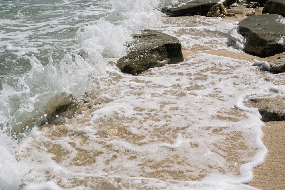 Wellen krachen am Ufer eines Strandes