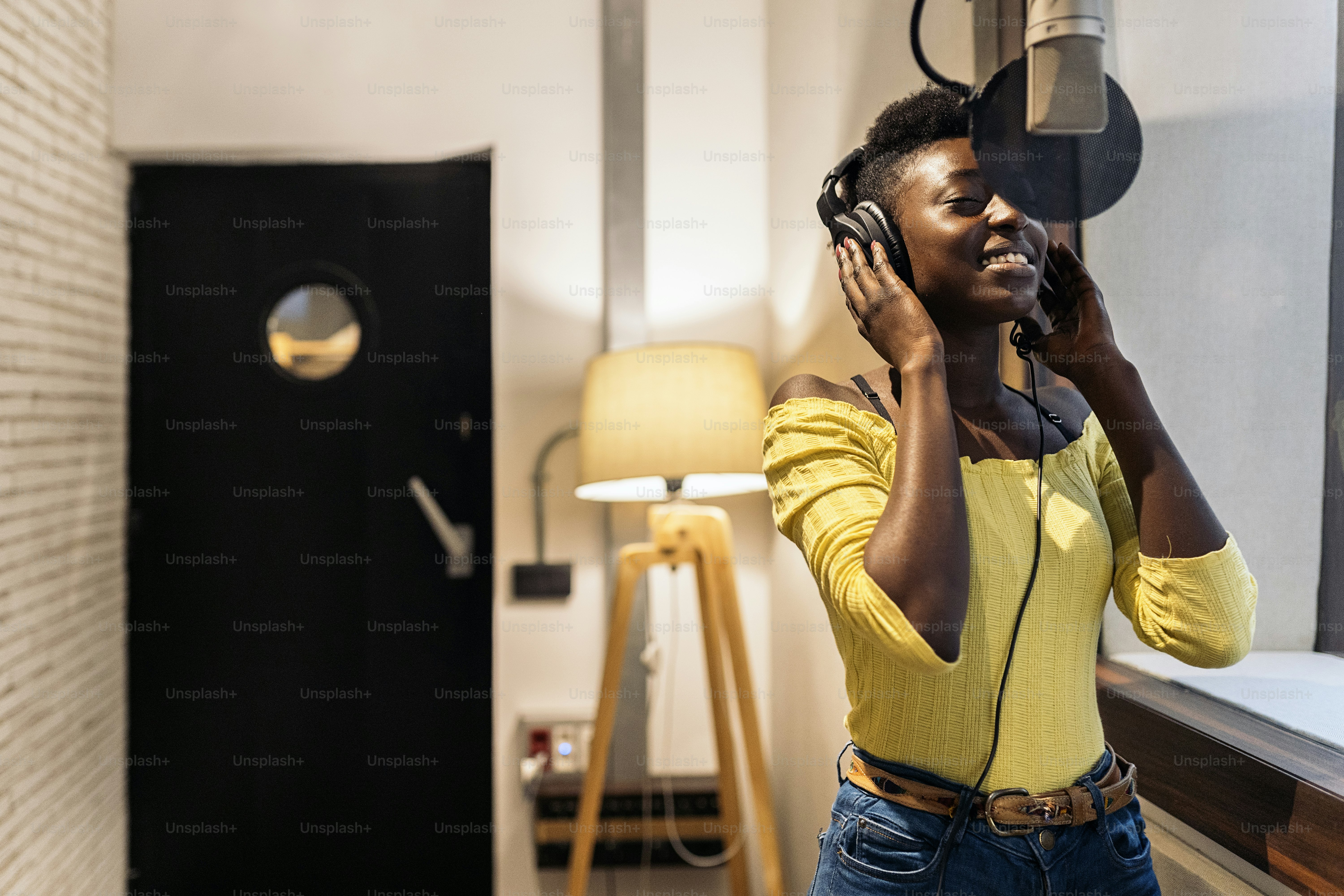 Banque d'images d'une belle femme noire avec des écouteurs à l'aide d'un  microphone dans un studio de musique. photo – Image de Casque sur Unsplash, image size:3000x2000