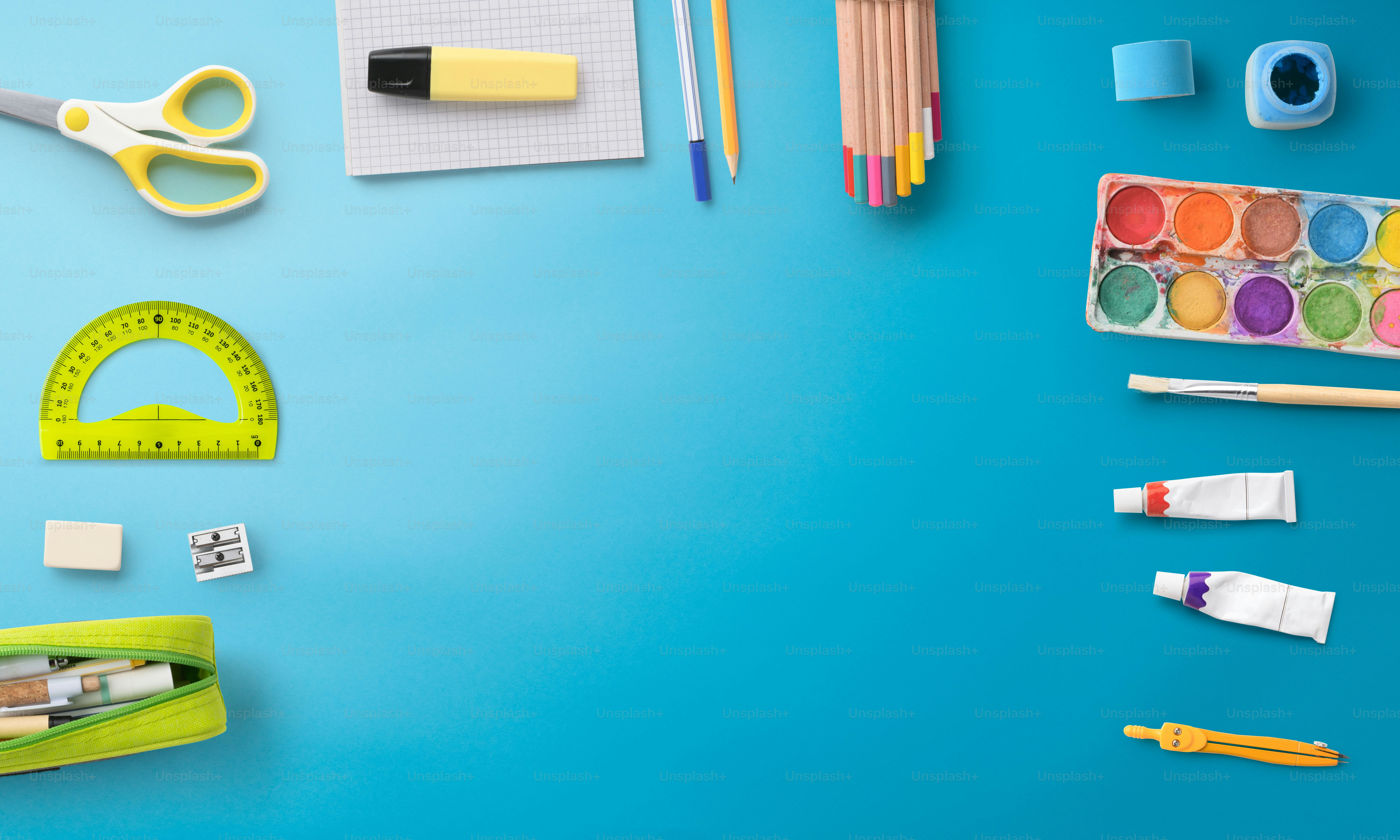 Uma vista plana e fixa do material escolar, de volta ao conceito de escola. Espaço de cópia