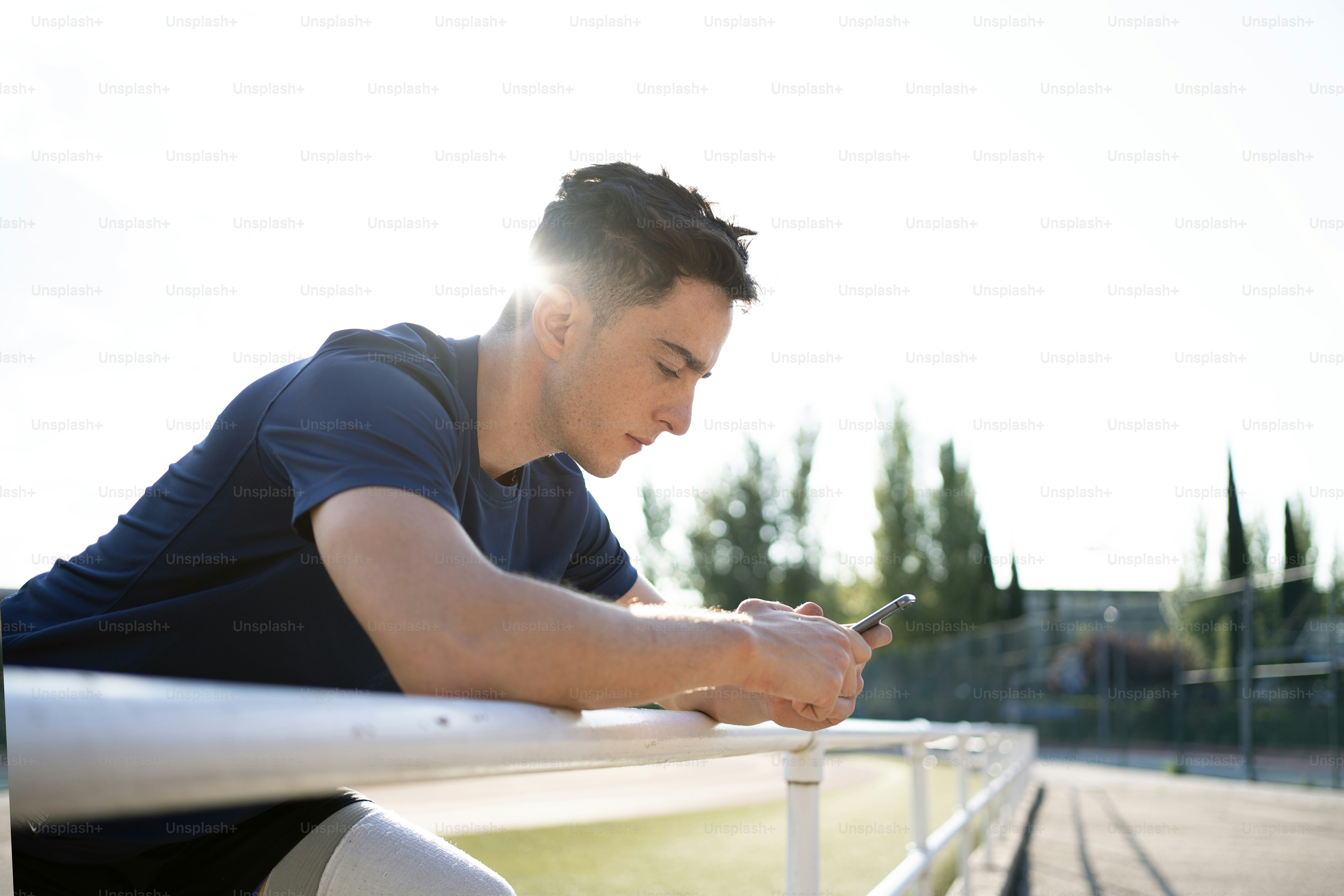 Atleta deficiente usando seu telefone enquanto fazia uma pausa.