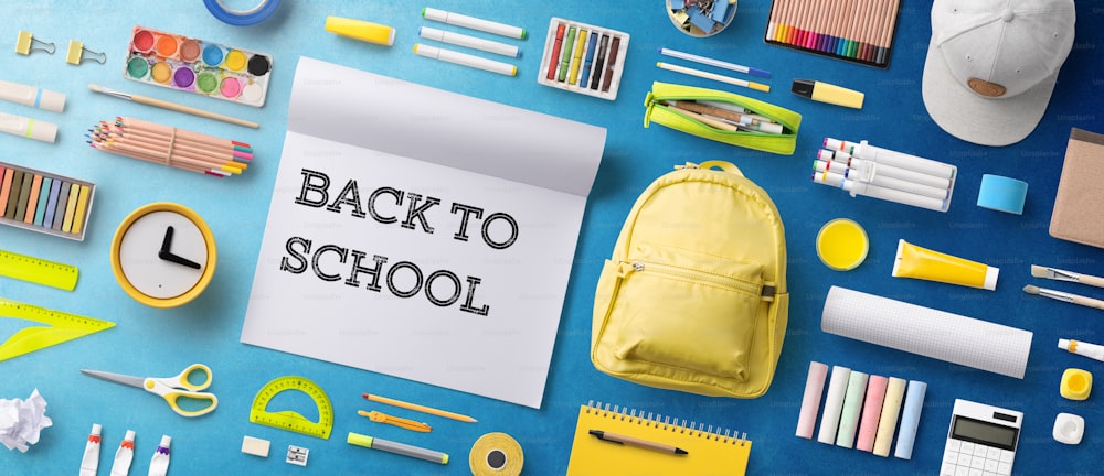 Flache Draufsicht auf eine Tasche und Schulmaterial, Back-to-School-Konzept.