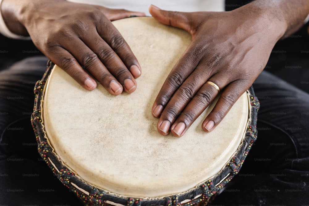 Musicien jouant du tambour avec ses mains.