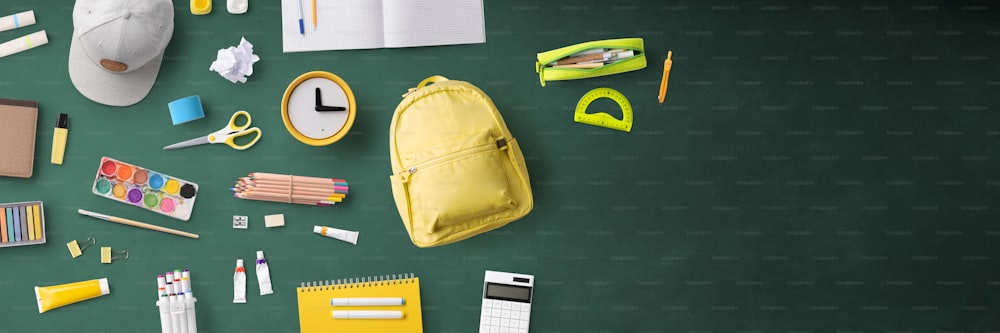 Vue de dessus à plat du sac et des fournitures scolaires, concept de retour à l’école. Espace de copie.