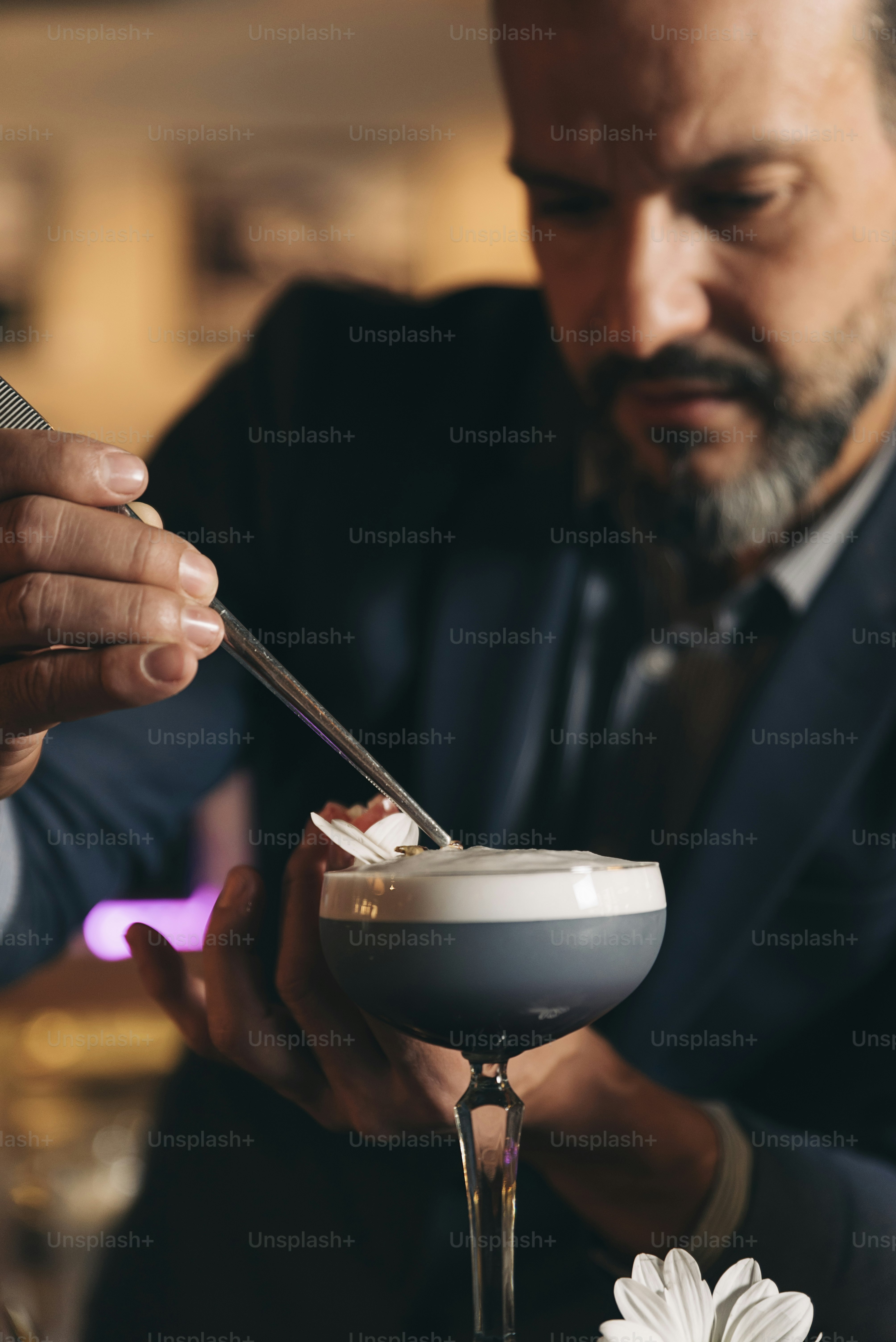 Barman experiente está fazendo coquetel na boate