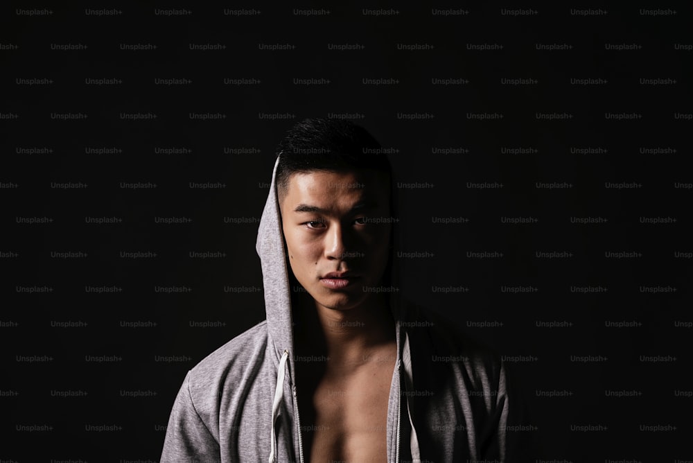 Porträt eines jungen asiatischen Mannes mit Sportbekleidung. Herausfordernde Einstellung.