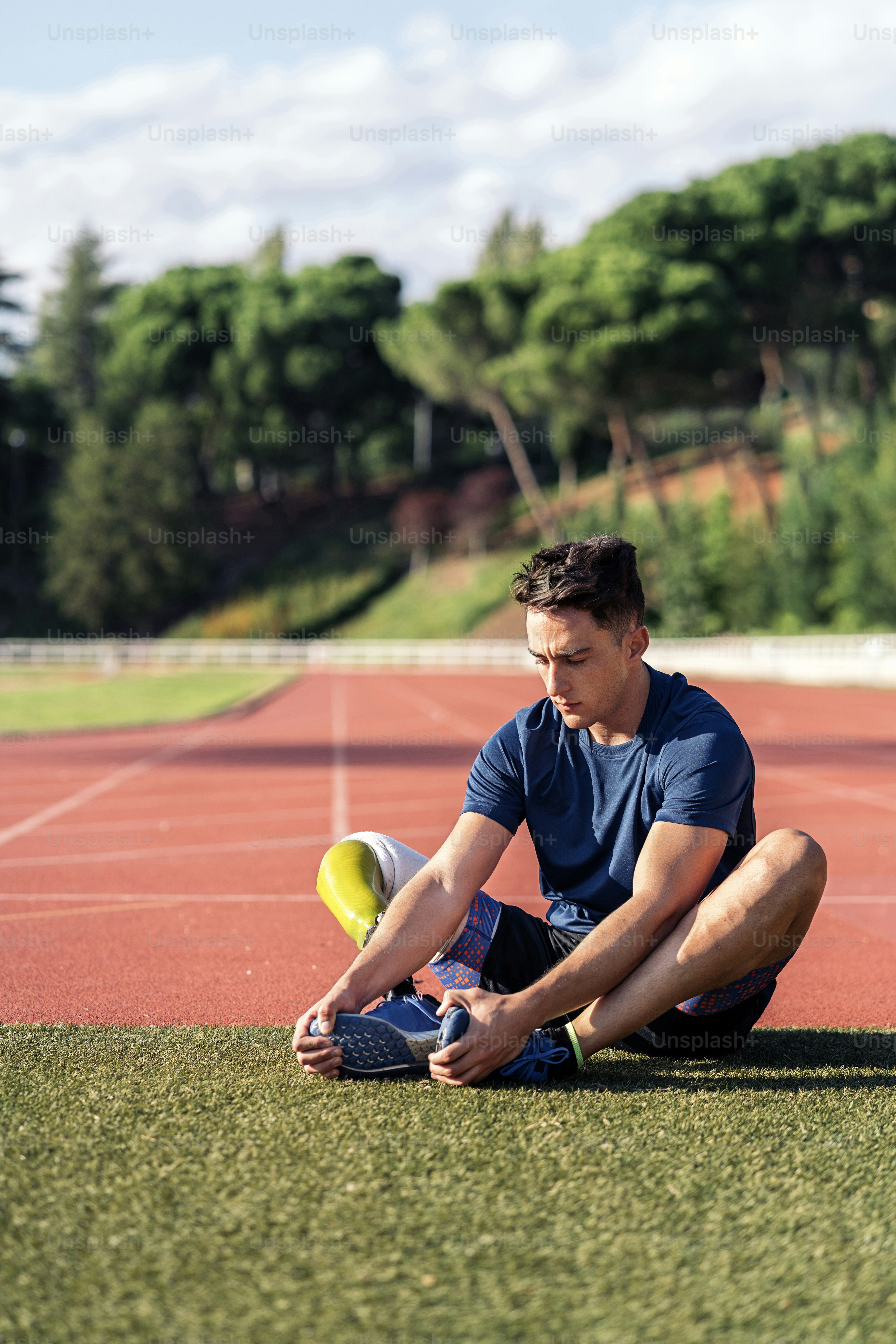 Atleta disabile che allunga con protesi di gamba. Concetto di sport paralimpico.