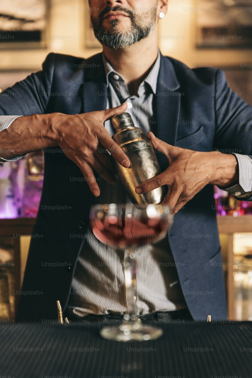 Ein erfahrener Barkeeper macht Cocktails im Nachtclub.