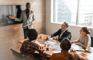Reunión sincera y real en la sala de juntas con un equipo empresarial sudafricano diverso. Positividad y éxito con el espacio de copia y el estilo ligero