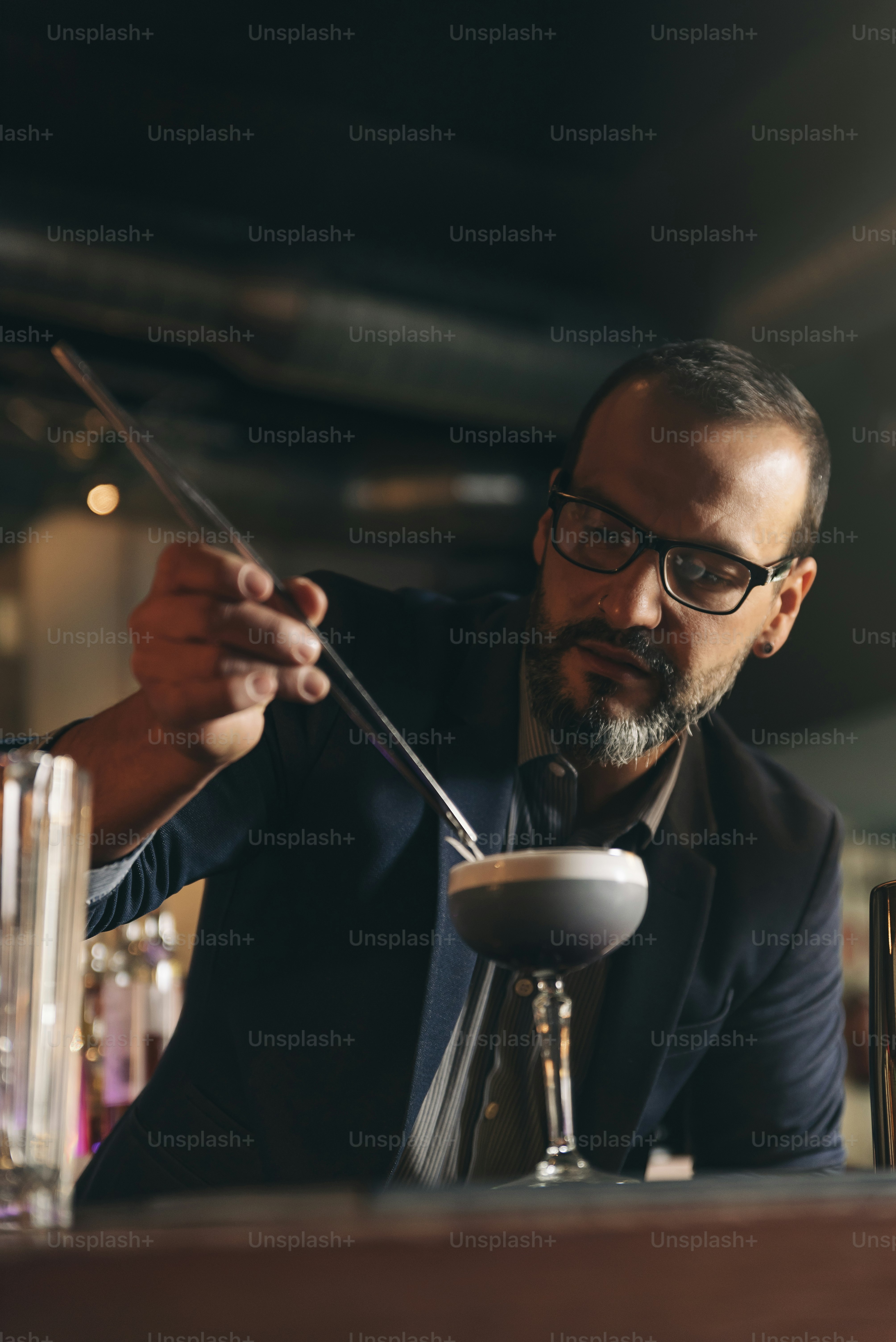 Barman experiente está fazendo coquetel na boate