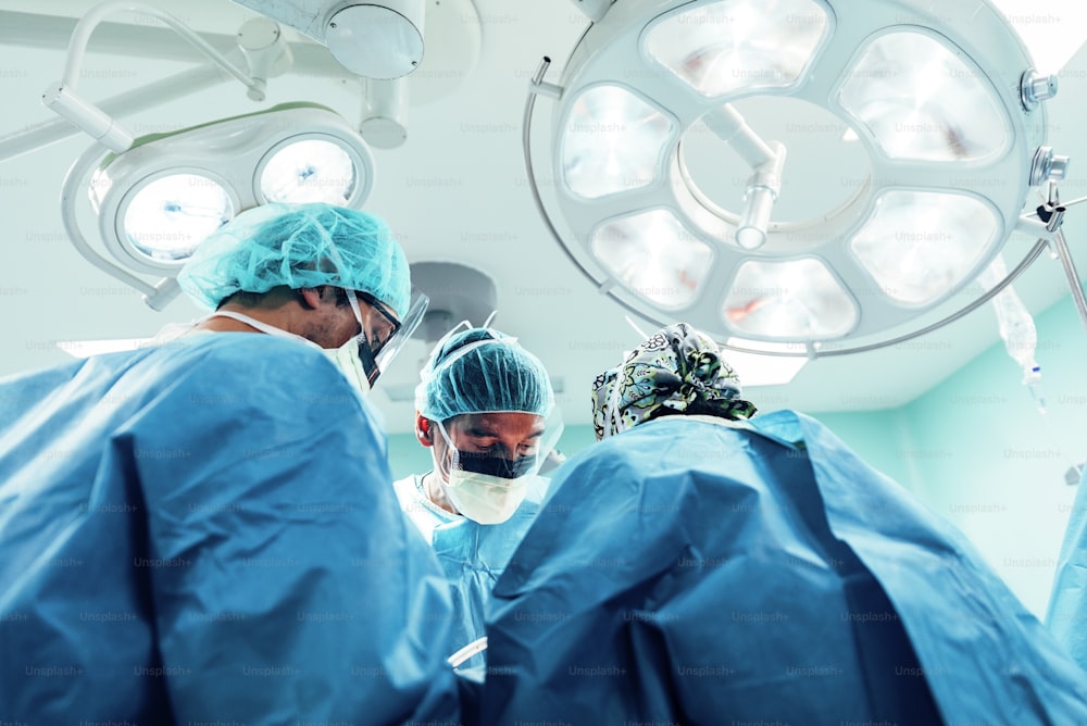 Équipe de chirurgiens opérant à l’hôpital