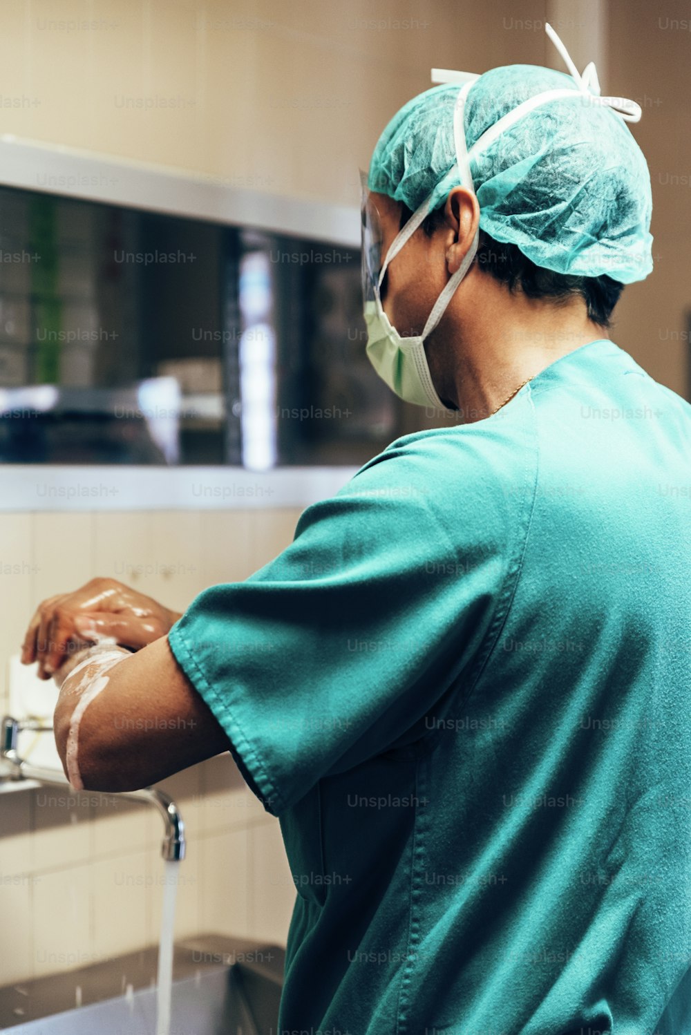 Médico lavando as mãos antes de operar.