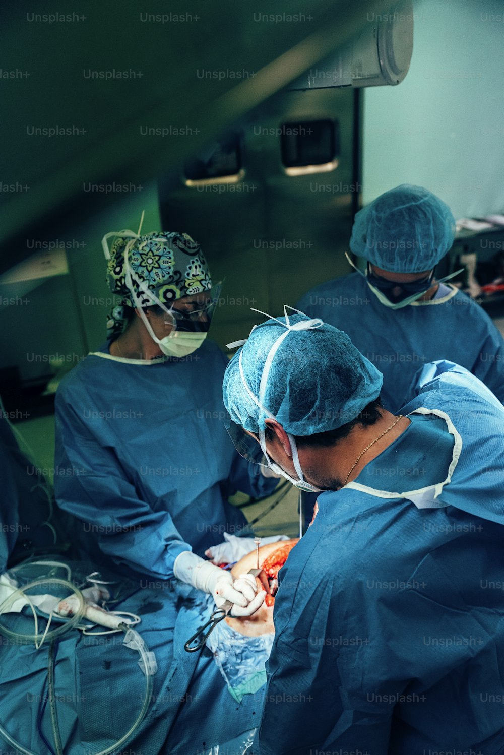 Équipe de chirurgiens opérant à l’hôpital.