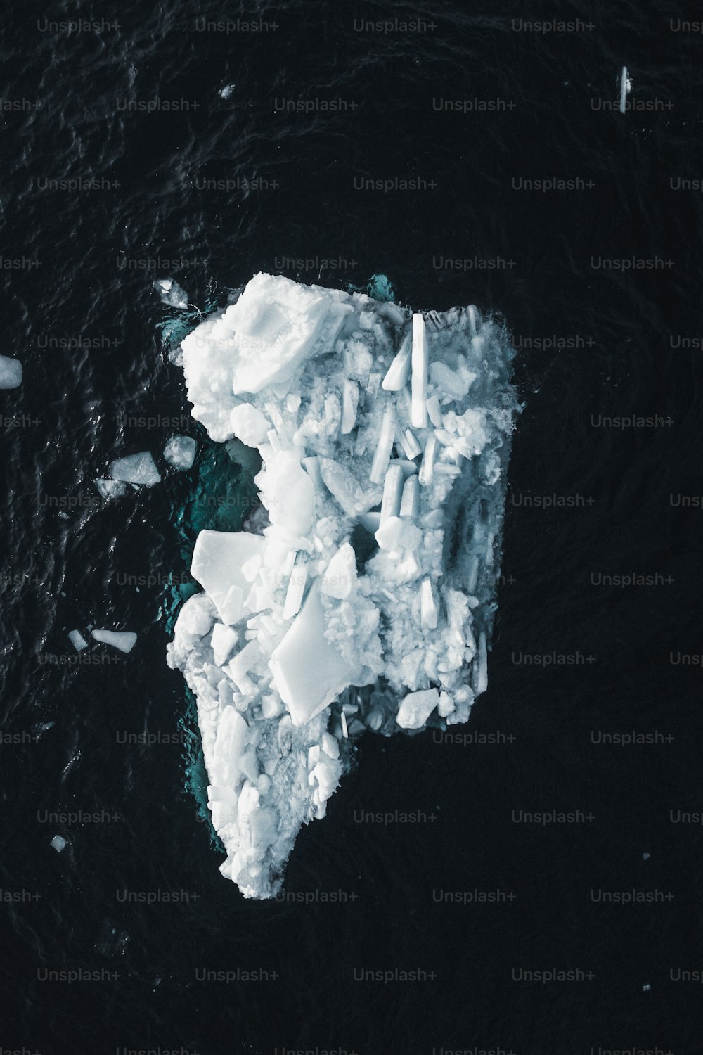 Un iceberg flotando sobre un cuerpo de agua