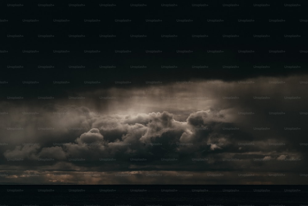 Invernadero Exterior Con Cielo Nublado Fotos, retratos, imágenes y  fotografía de archivo libres de derecho. Image 160230758