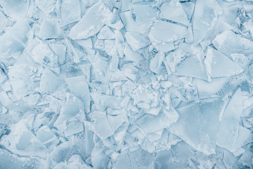un tas de glace qui repose sur le sol