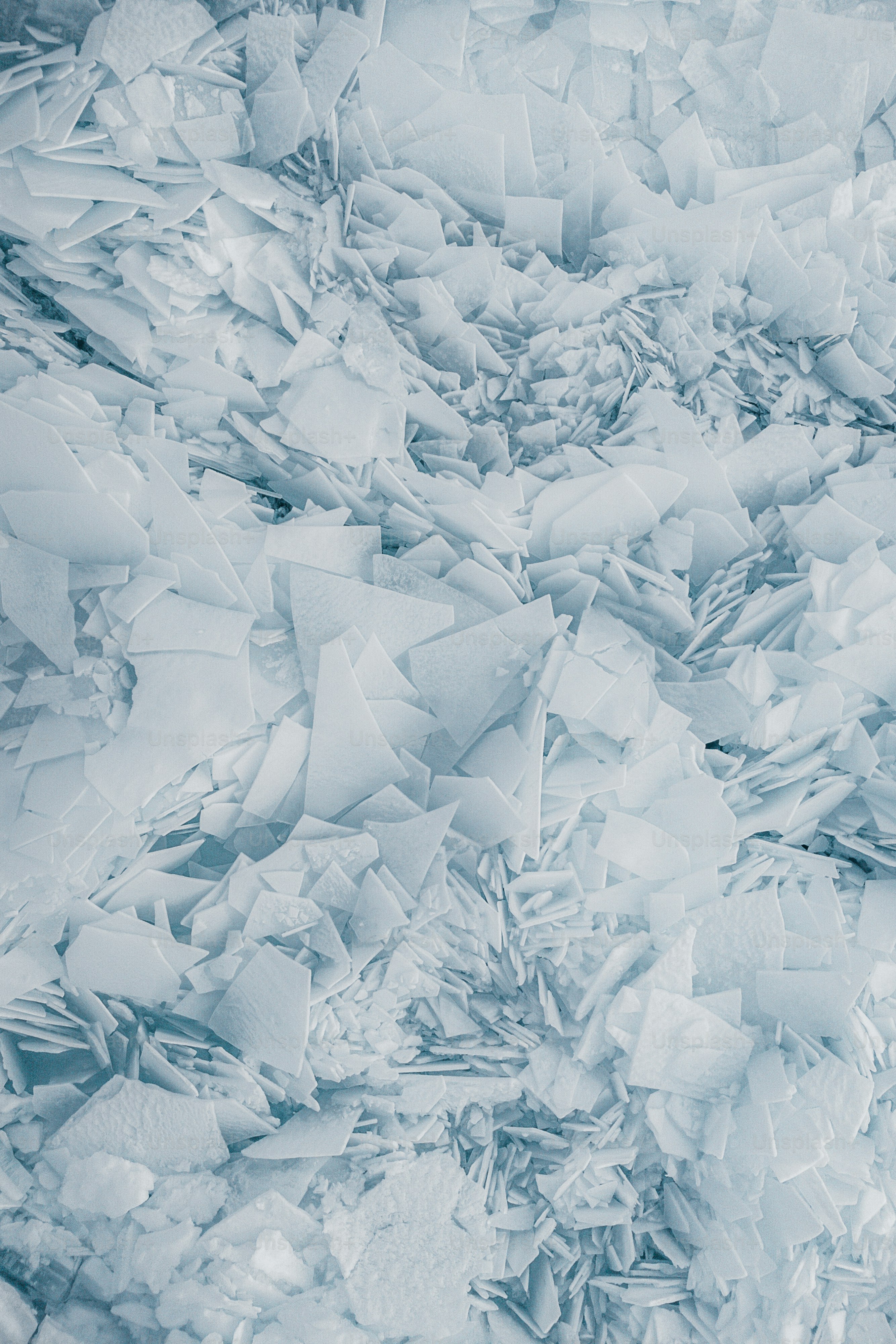 ein Haufen Eis, der im Schnee sitzt