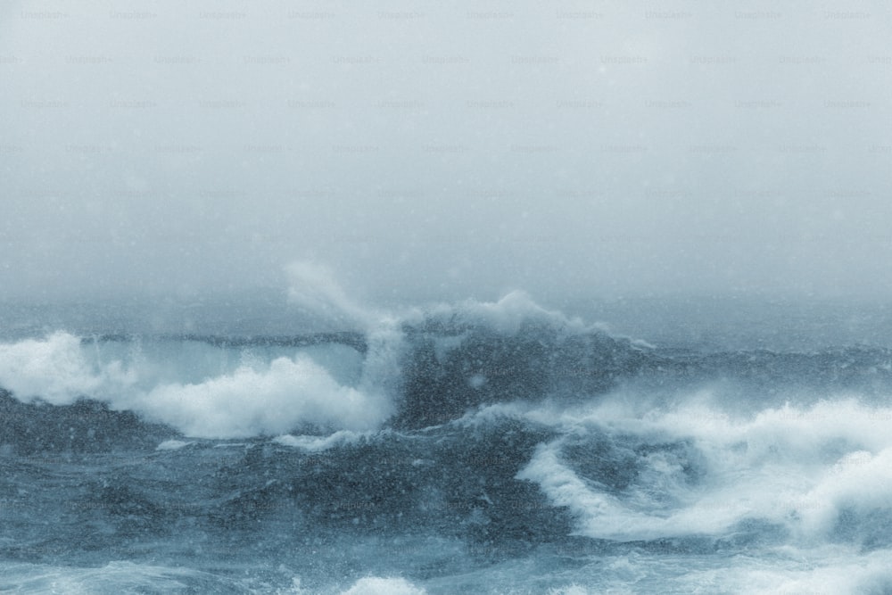 un grand plan d’eau entouré de vagues