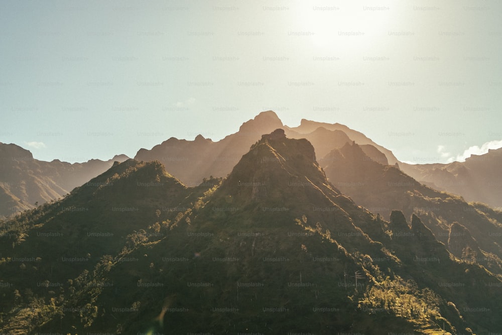 El sol brilla en una cadena montañosa