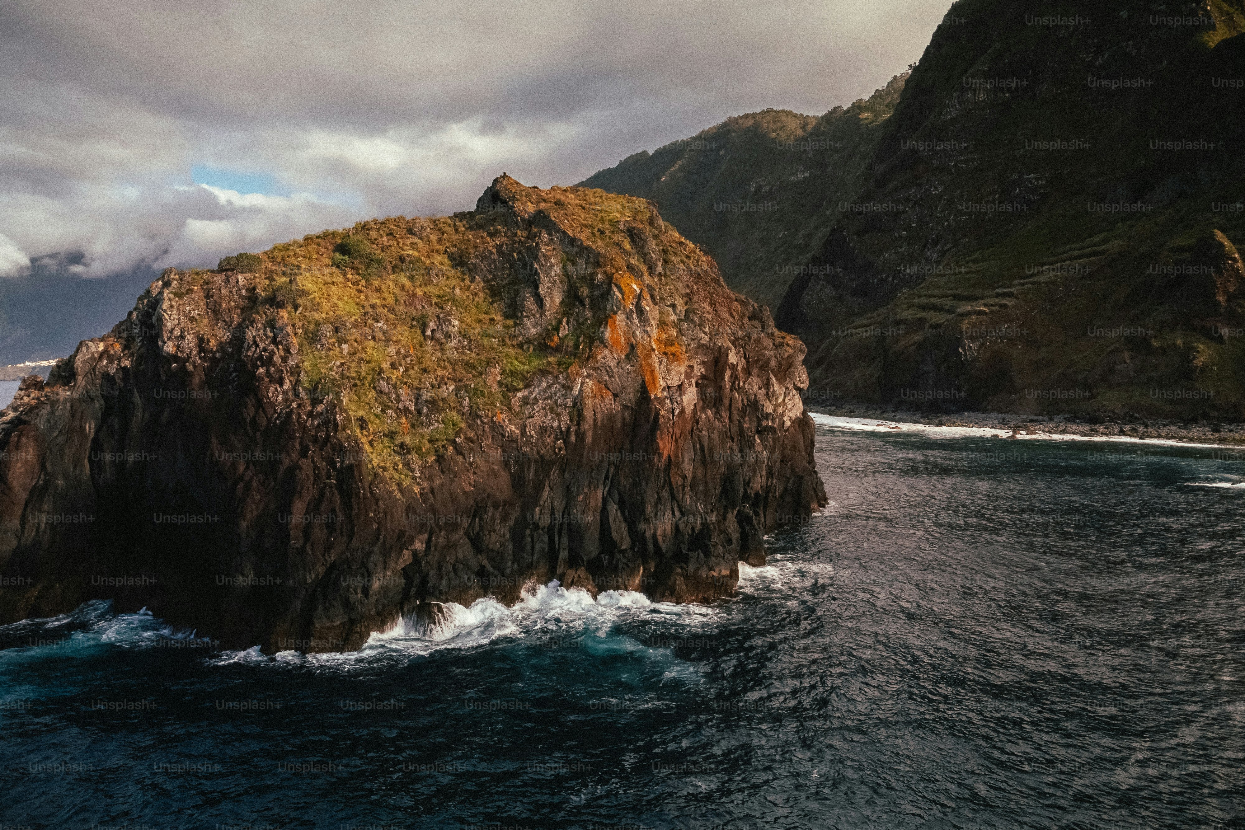 Un gros rocher au milieu de l’océan