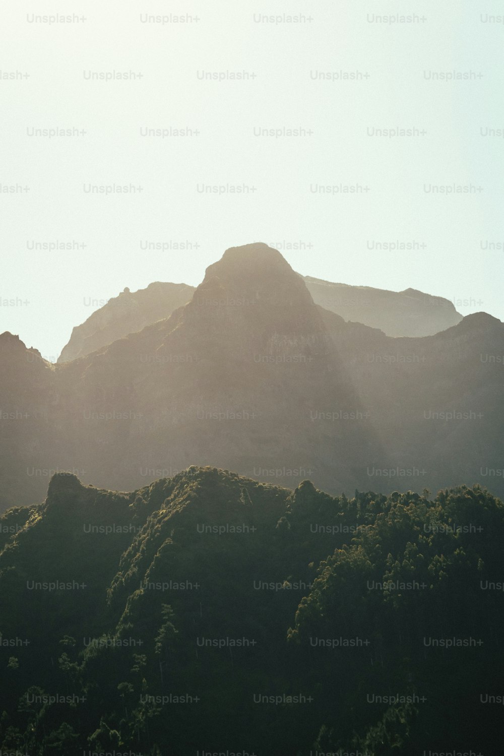 Una vista de una cadena montañosa desde la distancia