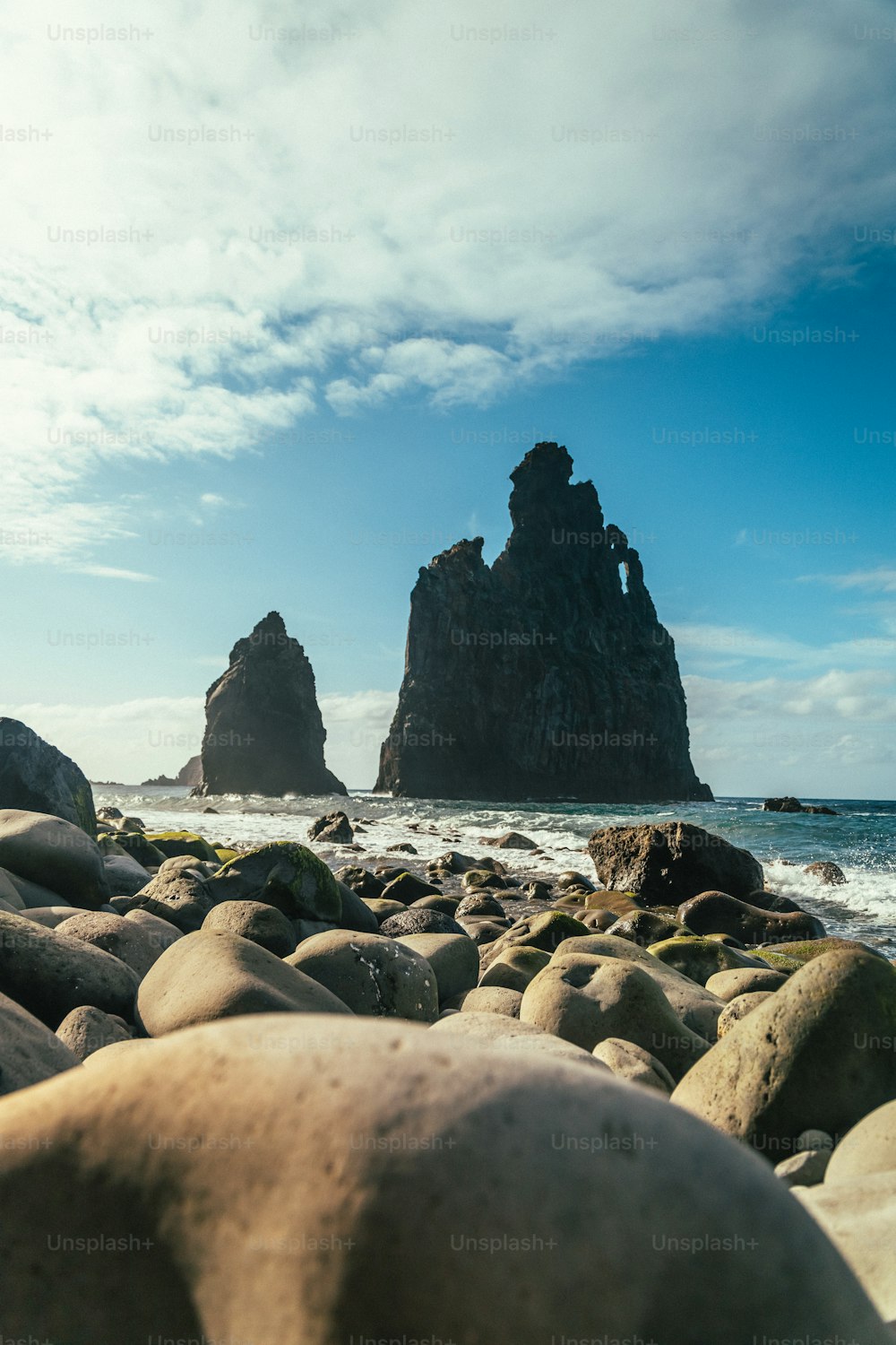 岩と水を背景にした岩だらけのビーチ