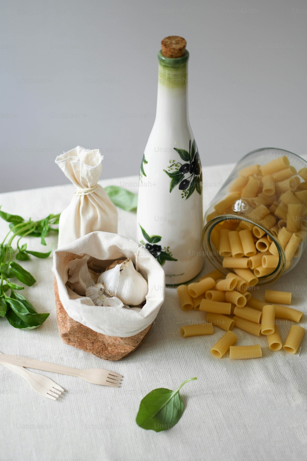 un tavolo sormontato da pasta e una bottiglia di vino