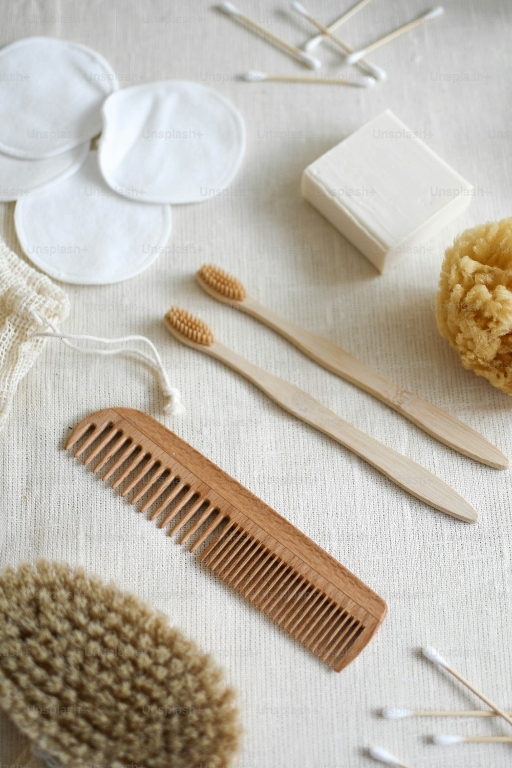 Un tavolo sormontato da molti diversi tipi di spazzole per capelli