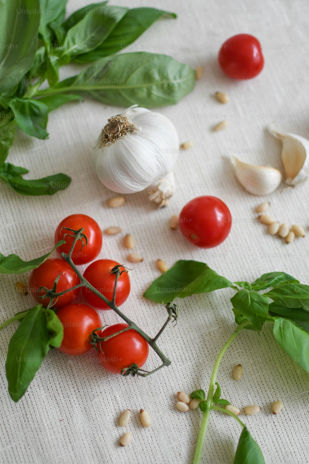 tomates, basilic, ail et ail sur une table