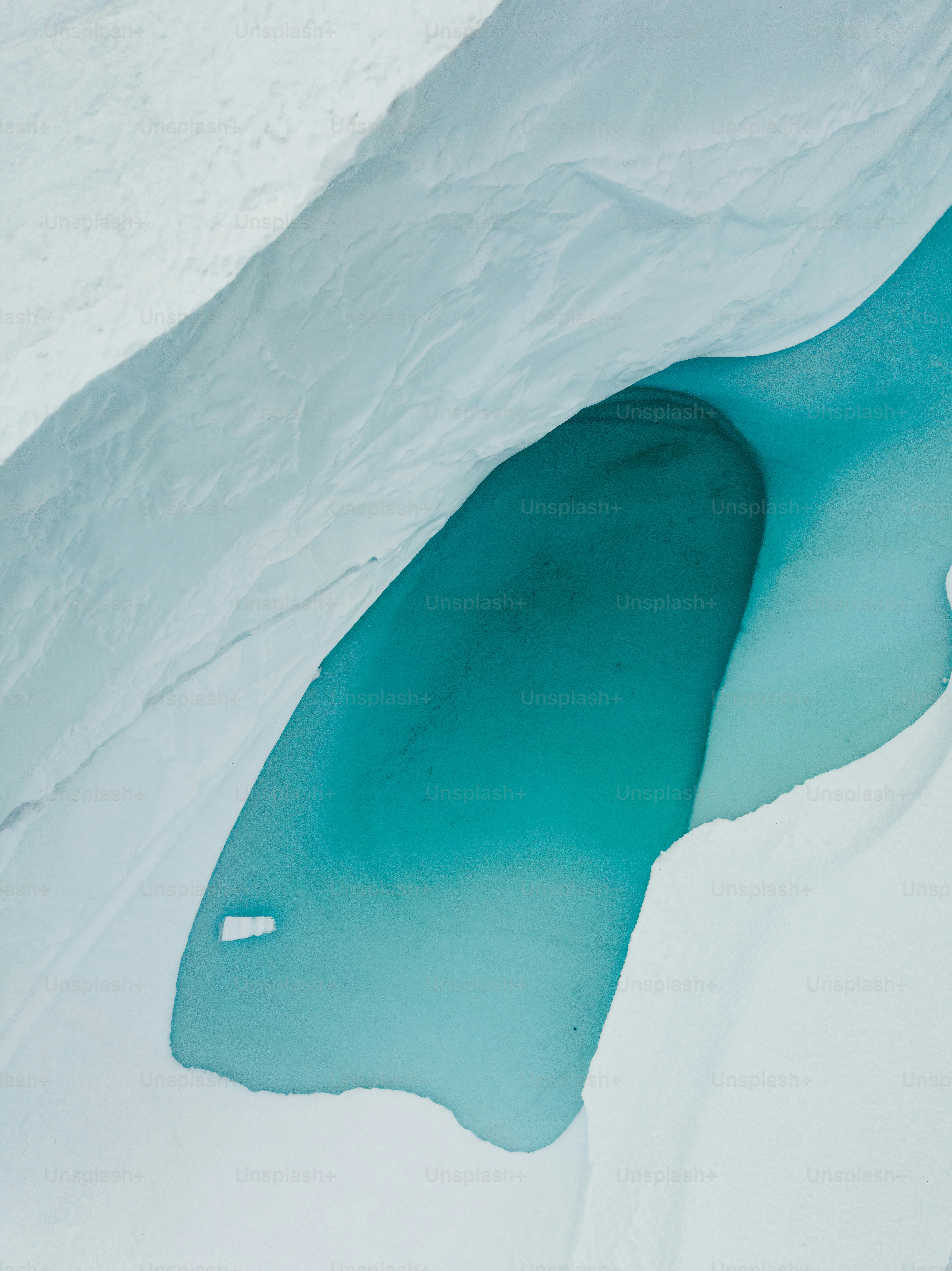 ein kleines Wasserbecken im Schnee