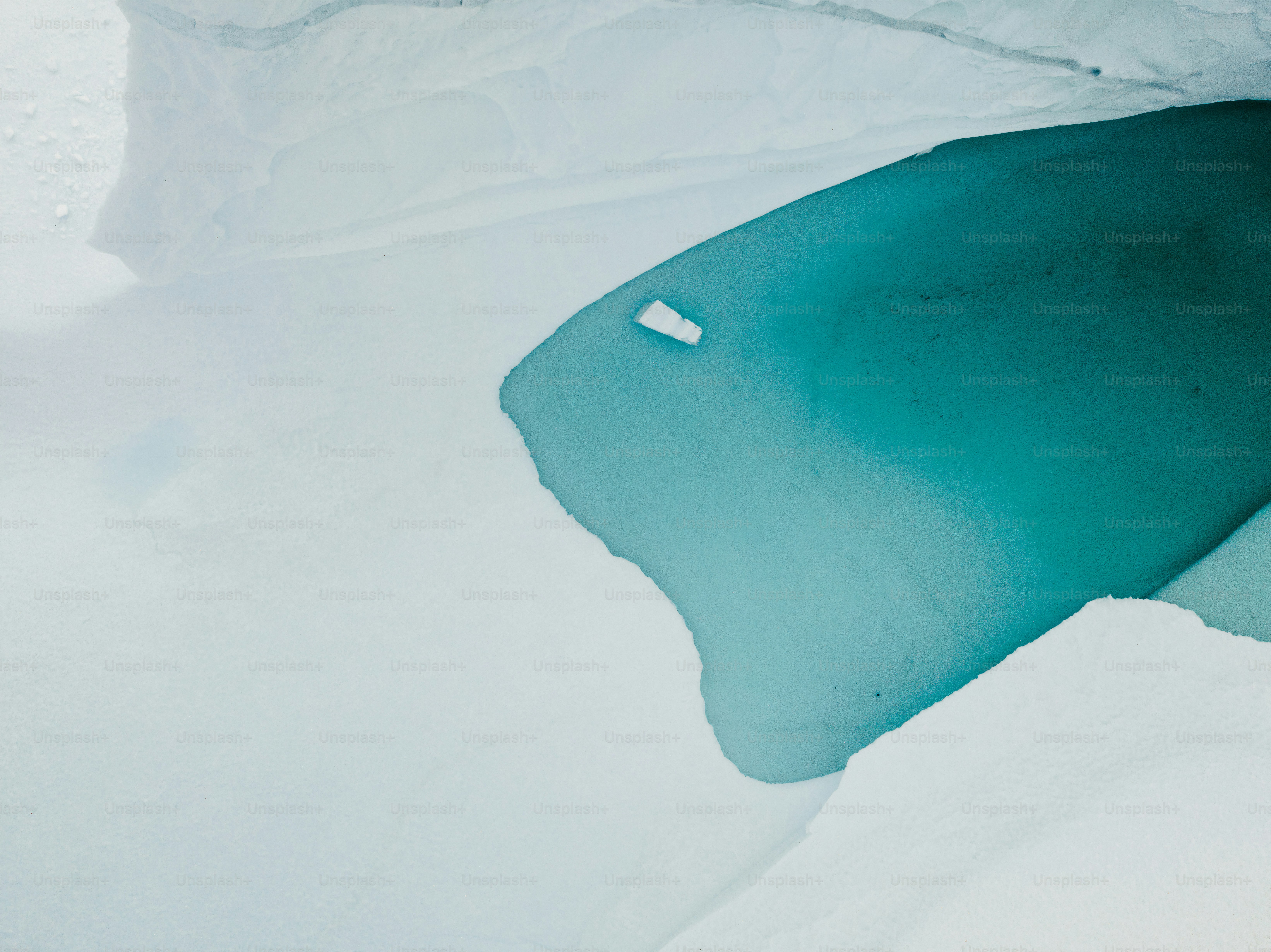 Ein Mann, der auf Skiern einen schneebedeckten Hang hinunterfährt