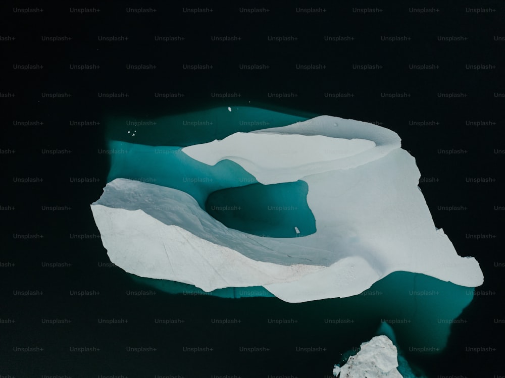 Una vista aérea de un iceberg en el agua