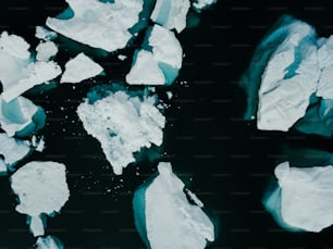 Eine Gruppe von Eisbergen, die auf einem Gewässer schwimmen
