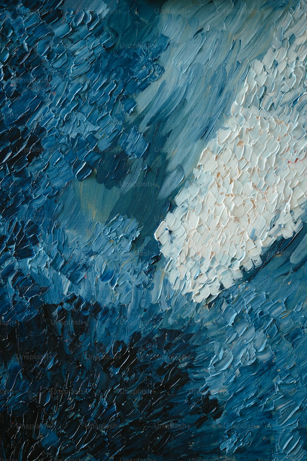 Un dipinto di colori blu e bianco con una nuvola bianca