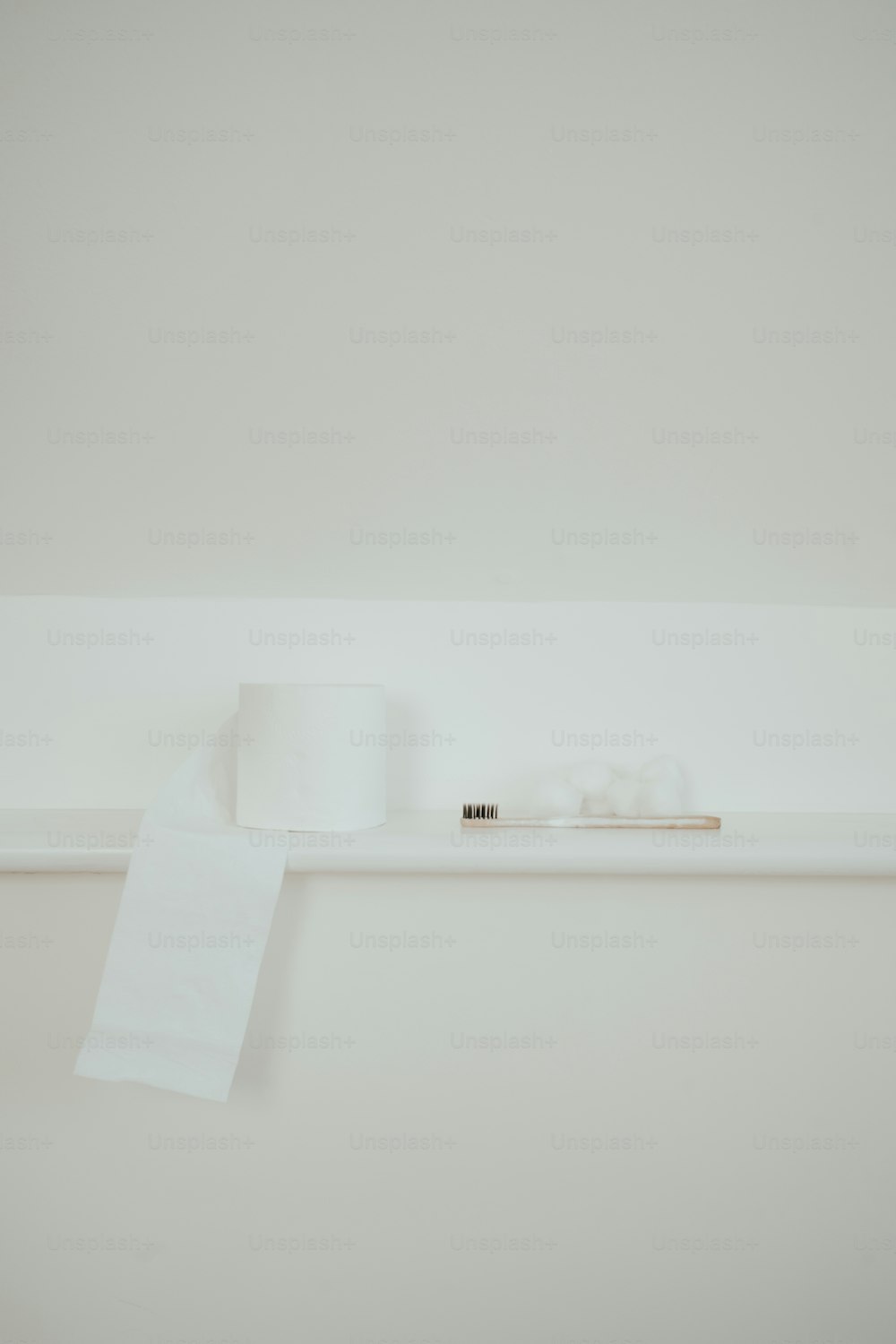 un estante blanco con un rollo de papel higiénico