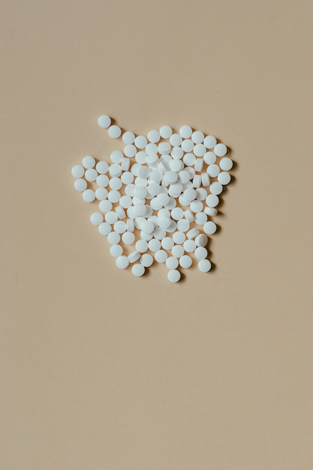 Ein Haufen weißer Pillen, die auf einem Tisch sitzen