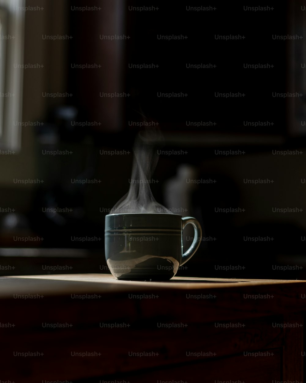 eine dampfende Tasse, die auf einem Holztisch sitzt