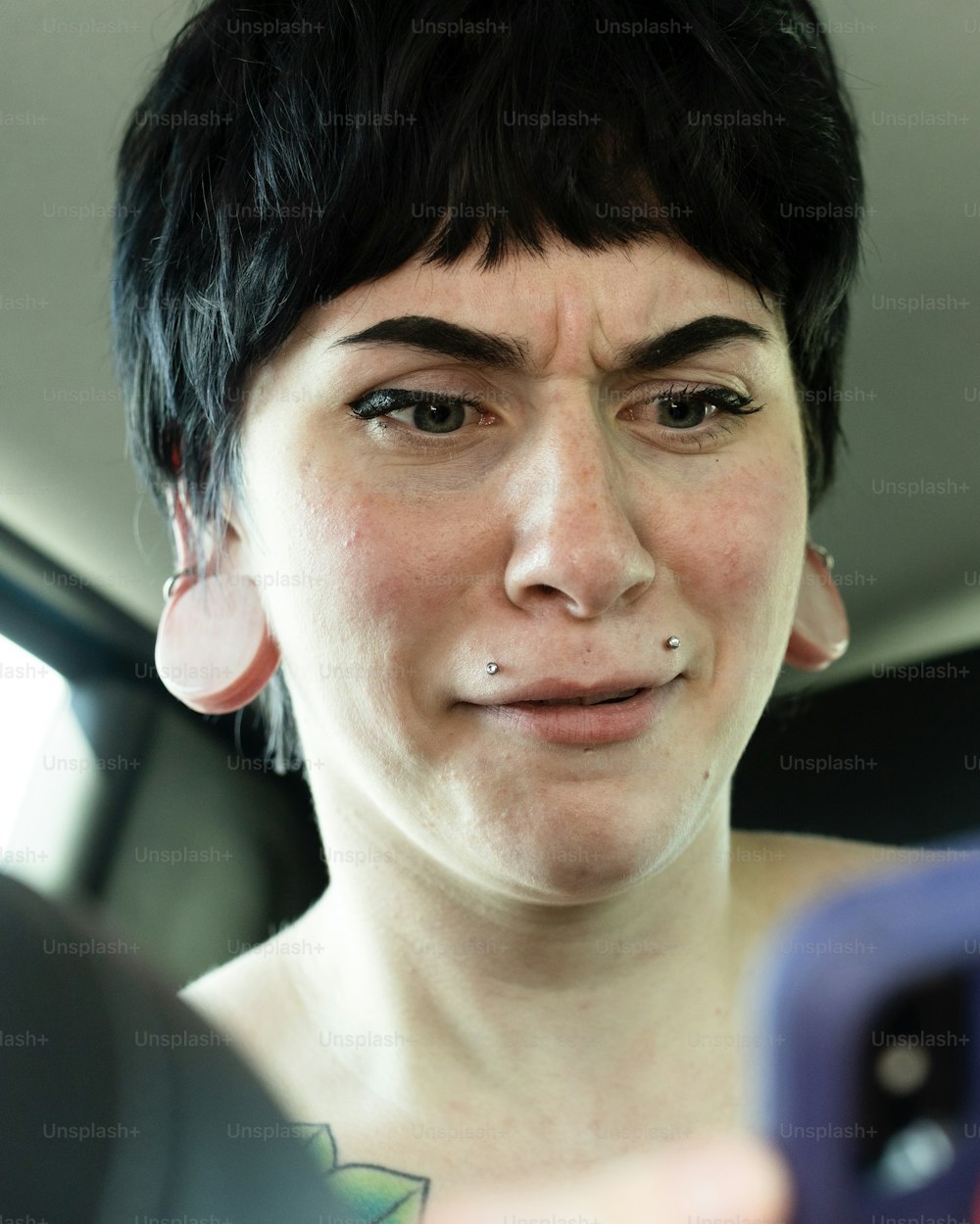Eine Frau mit einem Piercing auf der Nase, die in die Kamera schaut
